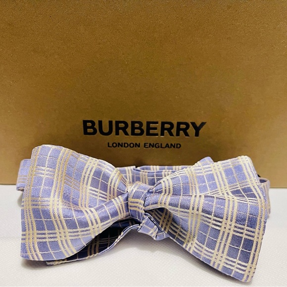 🎁HOLIDAY 25’🎁🔥💯🆕BURBERRY RARE CLASSIC LAVENDER NOVA CHECK SELFTIE BOW TIE🔥 - Picture 3 of 16